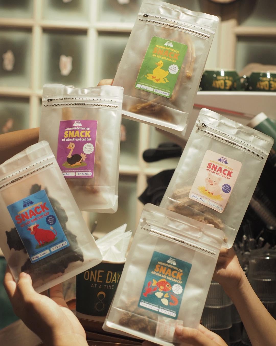 Các sản phẩm snack sấy khô Pawrents Choice tại One Day At A Time Café