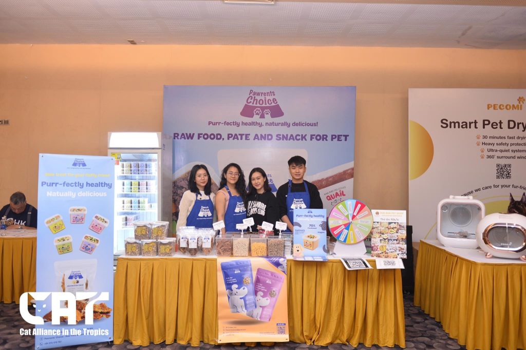 Gian hàng và đội ngũ Pawrents Choice tại FFF International Cat Show 2024