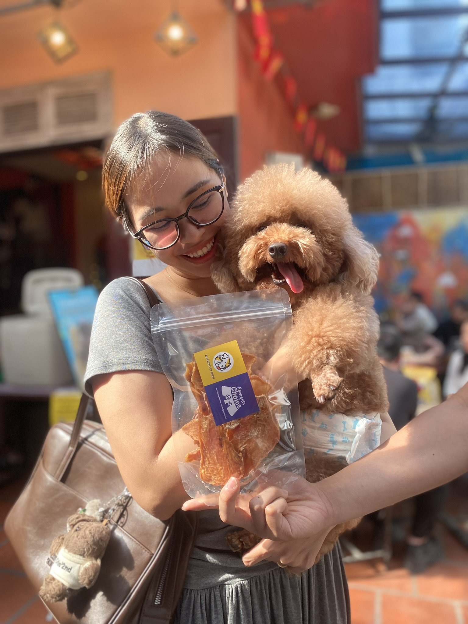 Ba mẹ và bé poodle tại hội chợ Hanoi Pet Adoption