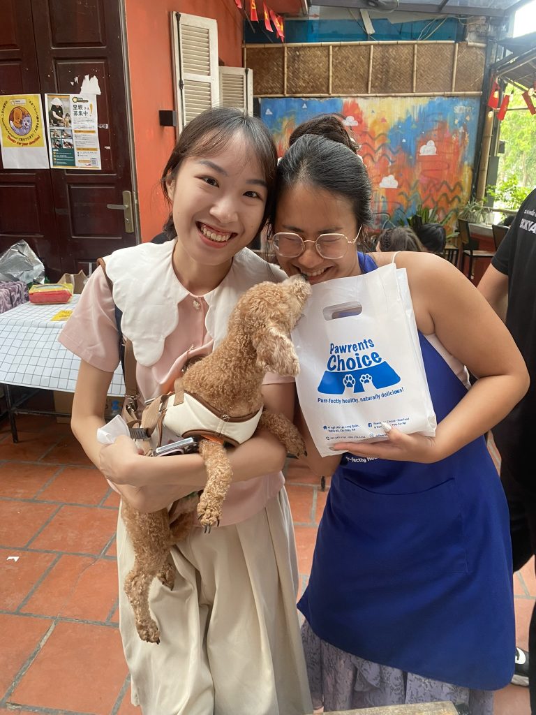 Pawrents Choice cùng ba mẹ và bé cún tại hội chợ gây quỹ Hanoi Pet Adoption