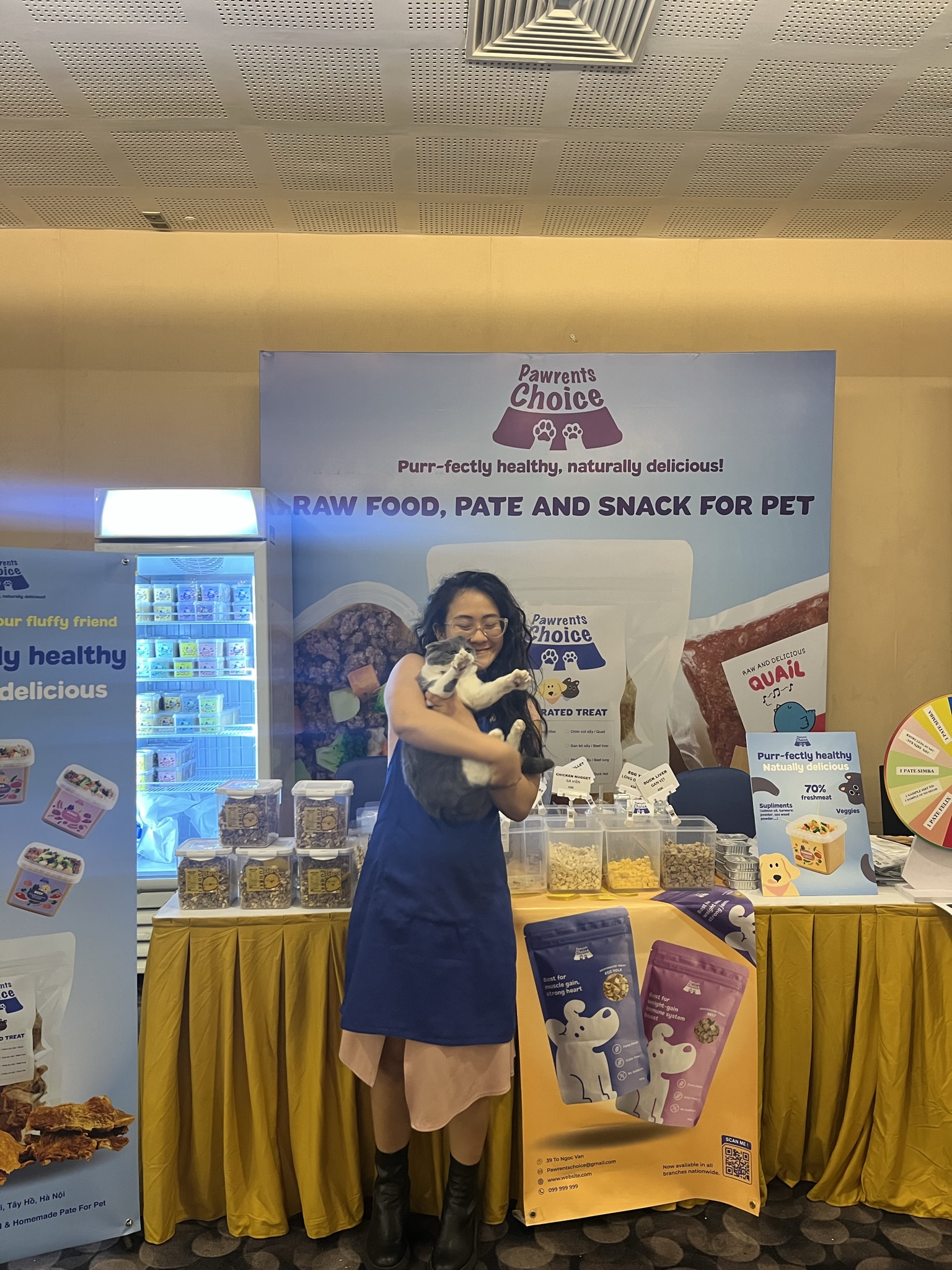 Molly cùng gia đình tại gian hàng Pawrents Choice